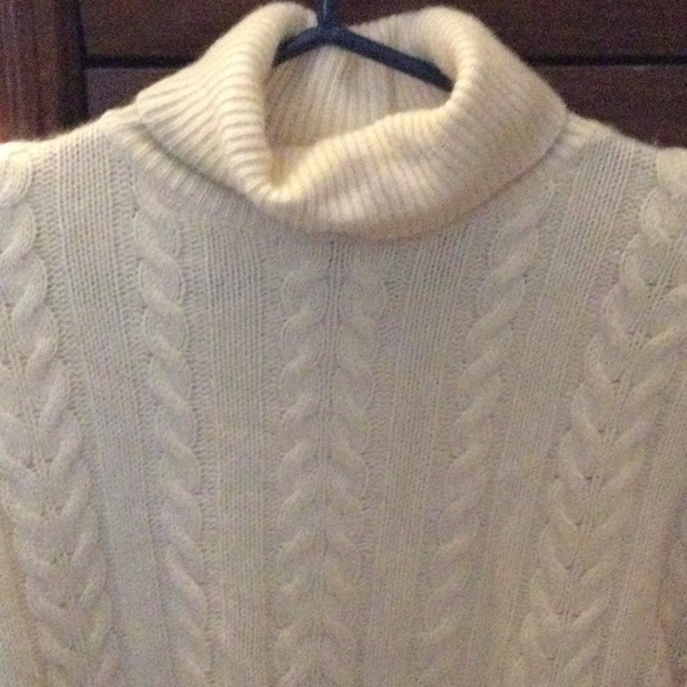 Neiman Marcus cashmere sweater - Picture 2 of 9